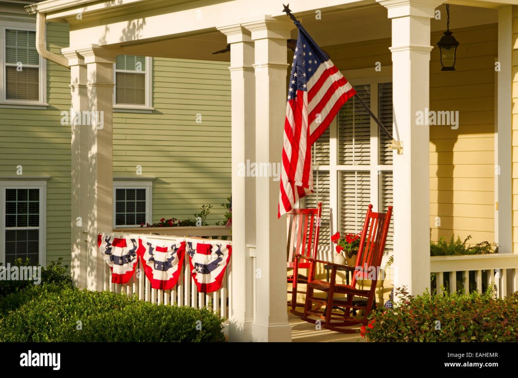 Picture of: American flag front porch -Fotos und -Bildmaterial in hoher