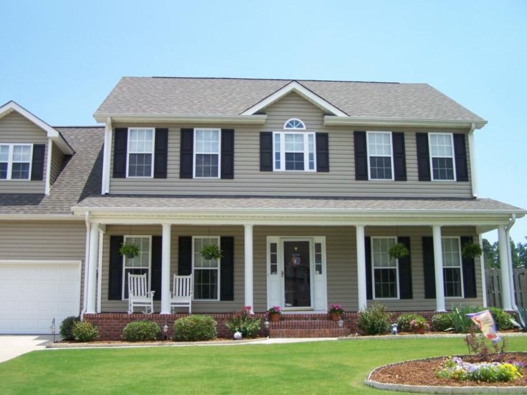 Picture of: front porch colonial homes  Colonial house exteriors, Colonial