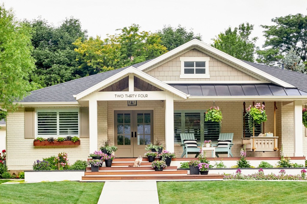 Picture of: How a Deep Front Porch Brought Life to a Plain Ranch’s Exterior